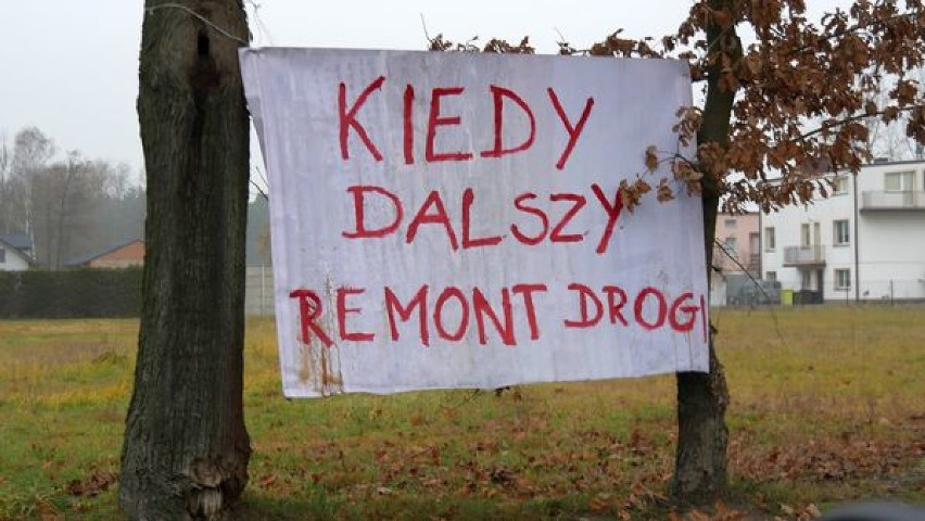 Transparenty przy drodze w gminie Szczerców