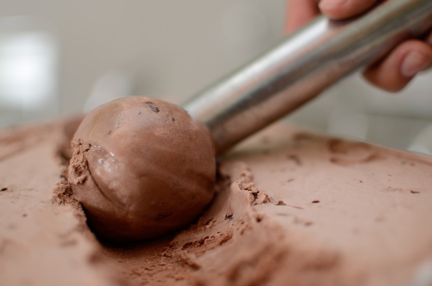 Dwie gałki lodów czekoladowych to 200 kalorii.