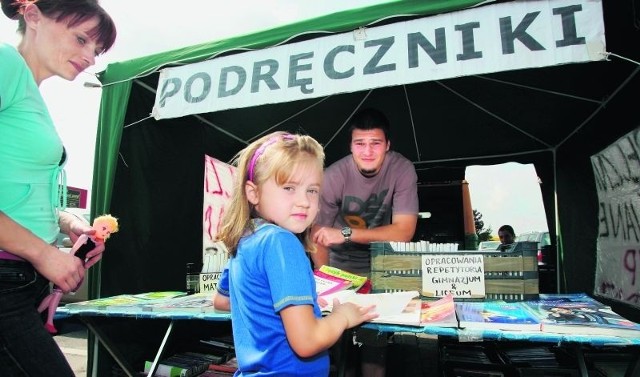 Dorota Kołodziej szukała książek dla swojej 6-letniej córki Oliwii w punkcie przy ul. Legnickiej
