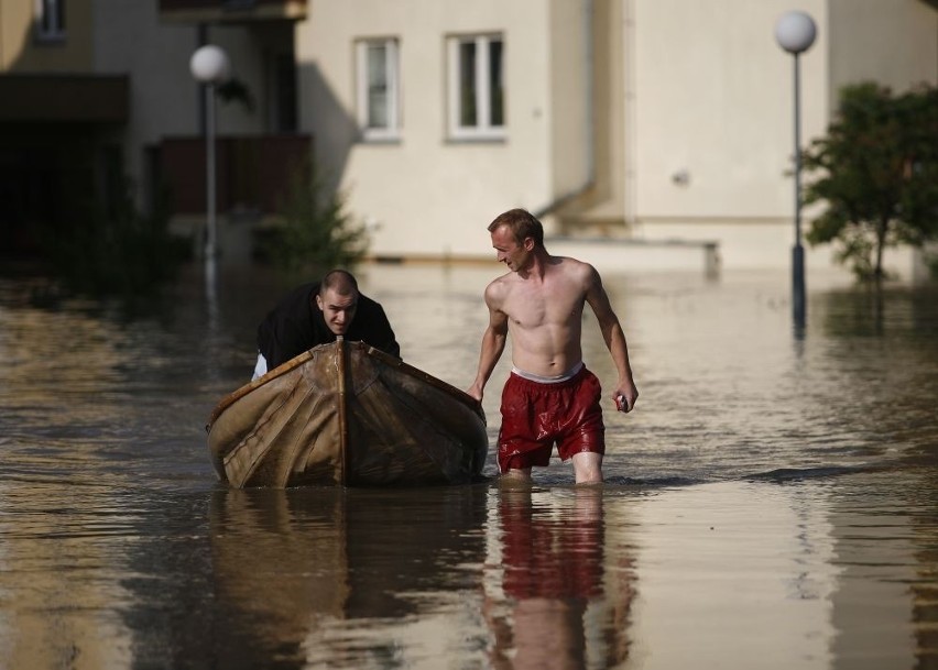 Zobacz jak przerwało wał na Kozanowie (ZDJĘCIA)