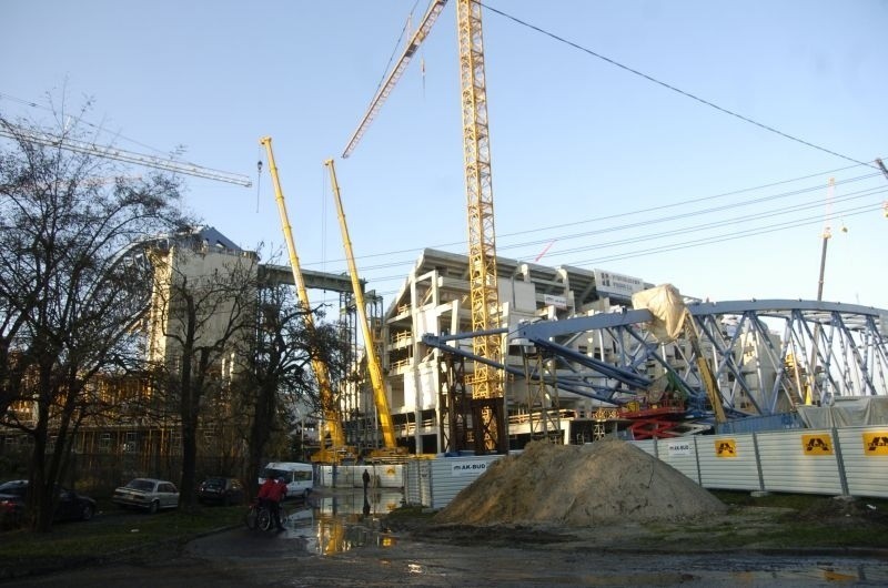 Stadion Lecha: Kratownica cały czas na dole