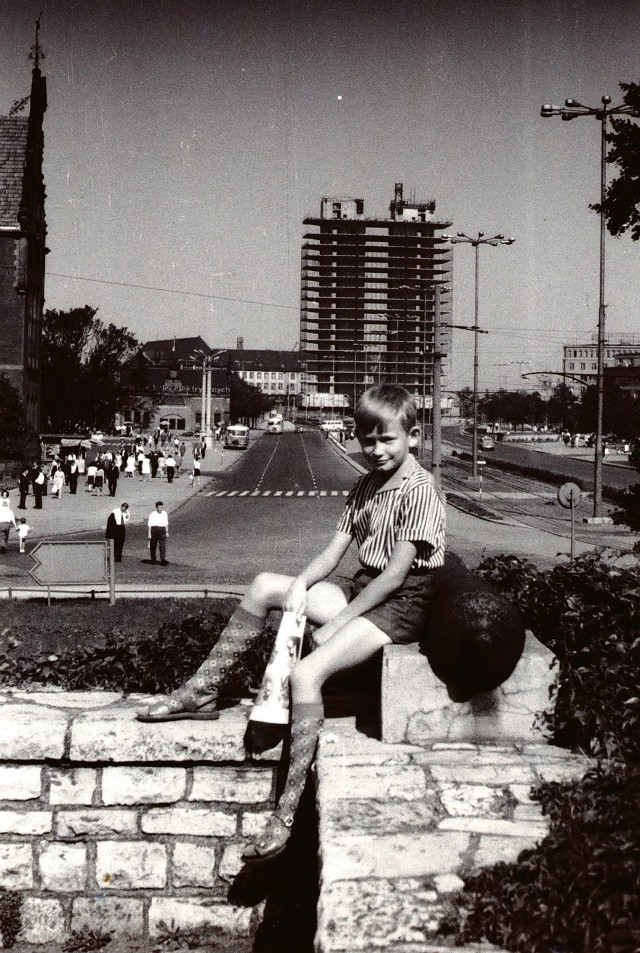 Rok 1968. 10-letni Marek Koszlak na tle Zieleniaka, który powstawał&#8230; od góry