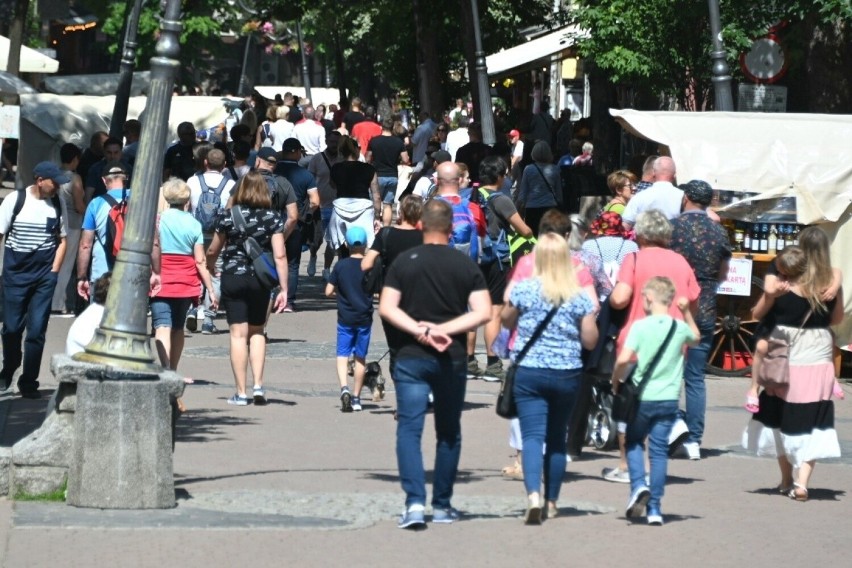 Krupówki pełne turystów. Polacy pod Giewontem spędzają czerwcowy długi weekend