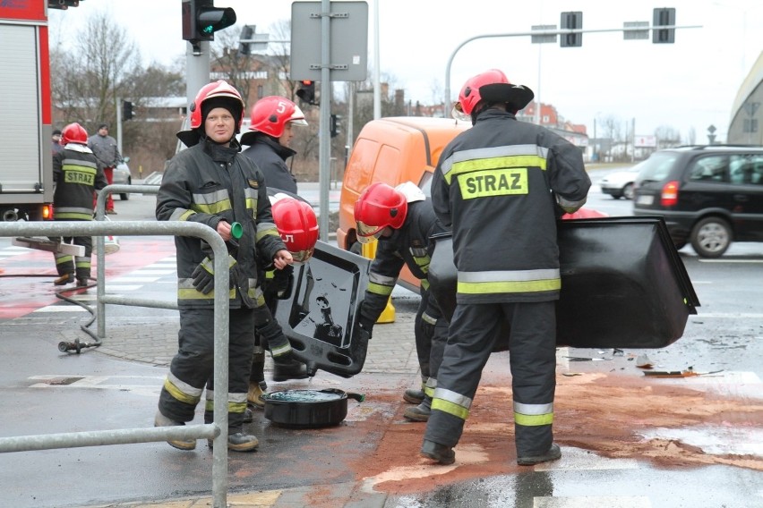 Wrocław: Na Żmigrodzkiej samochód osobowy wjechał w cysternę (ZDJĘCIA)