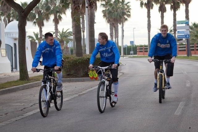 Lechici na boisko treningowe dojeżdżają na rowerach, ale potem, niestety, grają jak... kolarze.