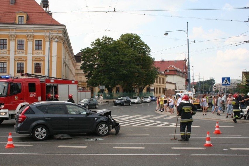 Wrocław: Zderzenie na ul. Grodzkiej. Ranna została kobieta w ciąży (ZDJĘCIA)