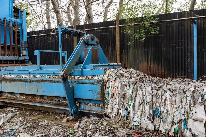 Kraków. Olbrzymia sterta śmieci w Nowej Hucie. "Tylko czekać aż ktoś to podpali"