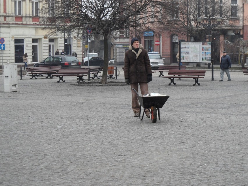 Tarnowskie Góry: Przywiózł taczkę książek, aby czytać pod urzędem [ZDJĘCIA]