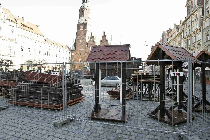 Wrocław: Na Rynku powstaje świąteczny jarmark (ZDJĘCIA) 