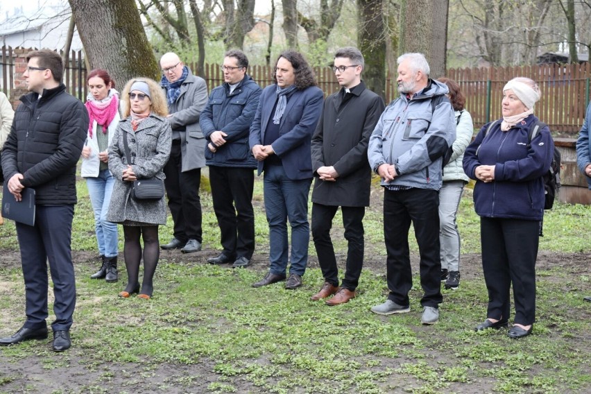 Symbolicznego przecięcia wstęgi dokonali: proboszcz parafii...