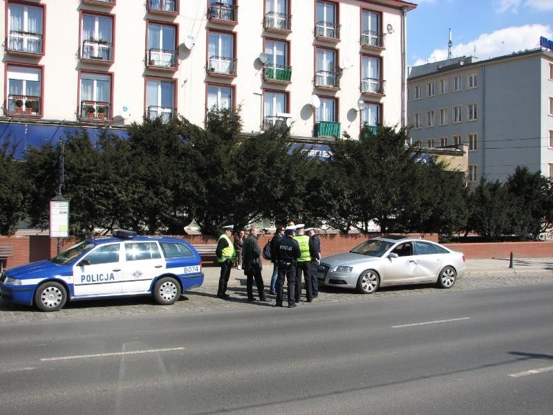 Wrocław: Na skrzyżowaniu Szewskiej i Kazimierza Wielkiego audi zderzyło się z tramwajem (ZDJĘCIA)