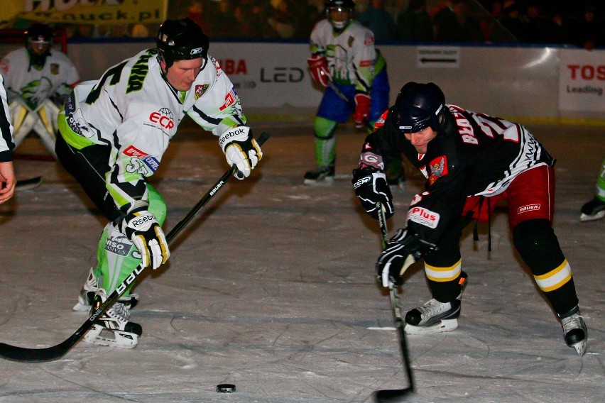 Wrocław: Grad bramek i bójka na lodzie, czyli prawie jak w NHL (ZDJĘCIA)