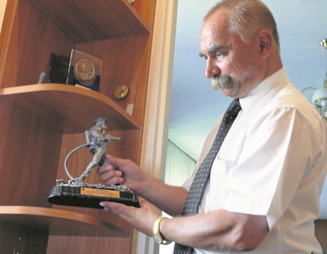 Dariusz Woźniak, wójt gminy Rusiec, to najbardziej doświadczony spośród urzędujących szefów gmin. Gminą rządzi nieprzerwanie od dwunastu lat i stara się o reelekcję. Ma dwóch przeciwników