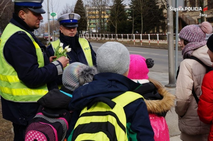 Policjanci rozdawali kwiatki i ciasteczka w Żorach z okazji Dnia Kobiet