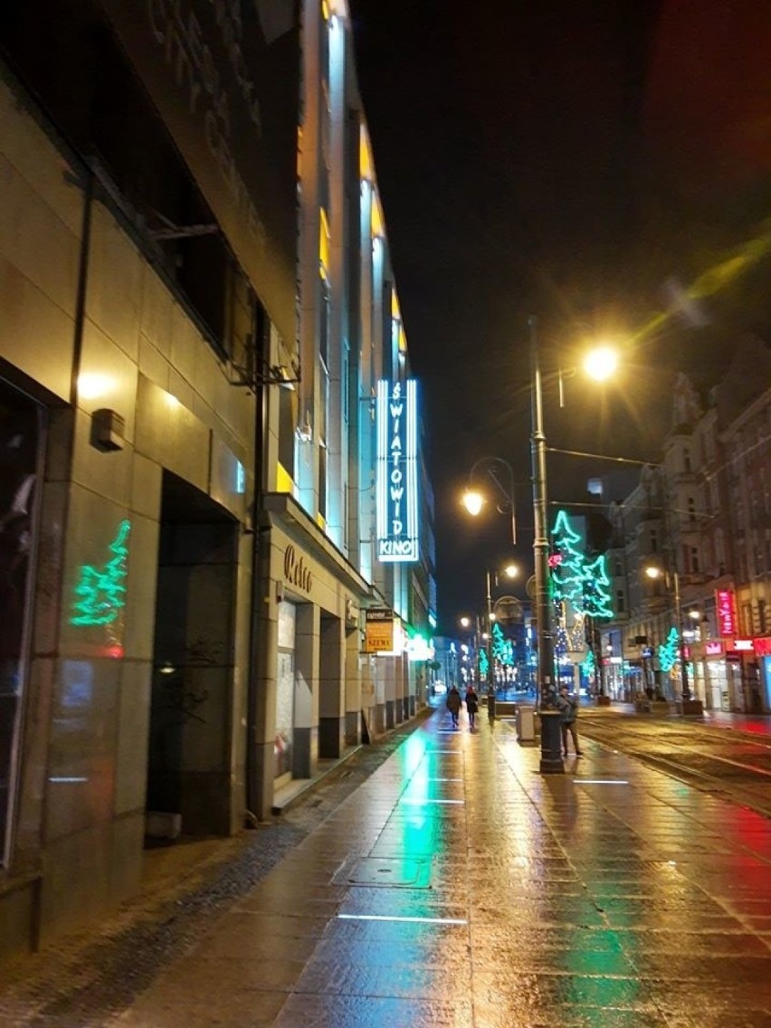 Nowy neon Kina Światowid na fasadzie budynku, w oficynie...