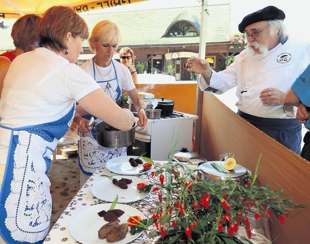 Mistrz Scheller twierdzi, że kuchnia to nie apteka, kalorii liczyć nie trzeba