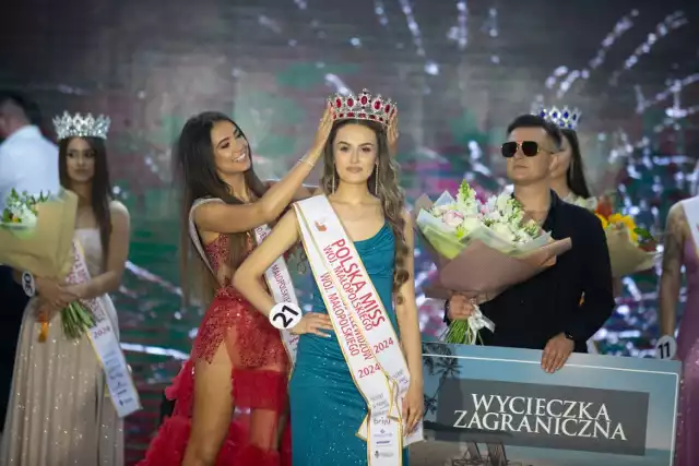 Małopolski finał konkursu Polska Miss 2024 za nami. Na kolejnych slajdach przegląd strojów w jakich prezentowały się kandydatki, a dalej fotoreportaż z całej imprezy w Krakowie, aż po koronację.