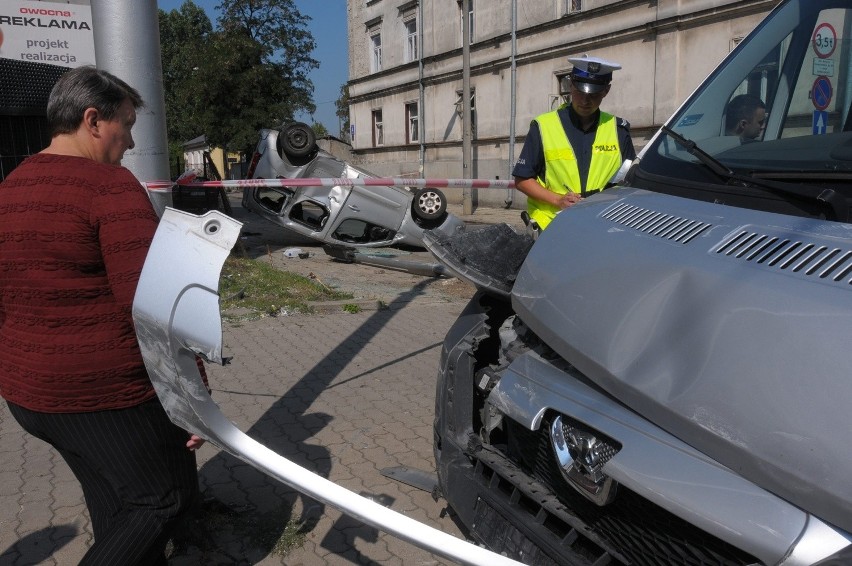 Skrzyżowanie Kunickiego z Piaskową: Zderzenie dwóch aut. Ranni piesi