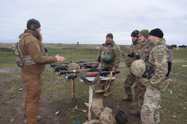 Obrońcy Ukrainy podczas szkoleń z obsługi broni miotającej. Nauka to podstawa