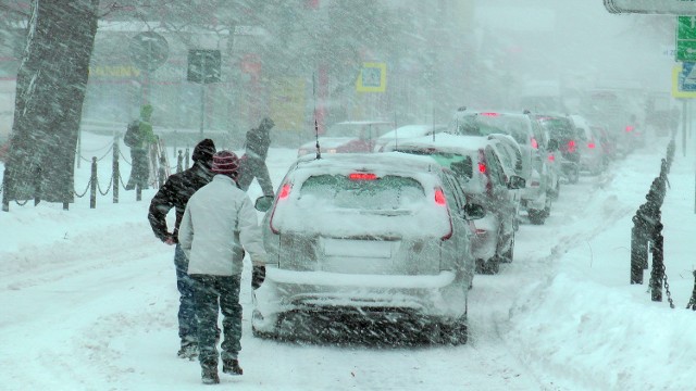 Krynica-Zdrój pod śniegiem. Gigantyczny korek na ruchliwym skrzyżowaniu ulic Zdrojowej, Piłsudskiego i Pułaskiego