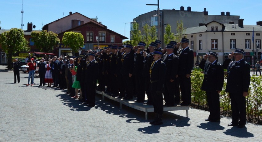 Strażacka parada z okazji 25-lecia KP PSP w Kartuzach
