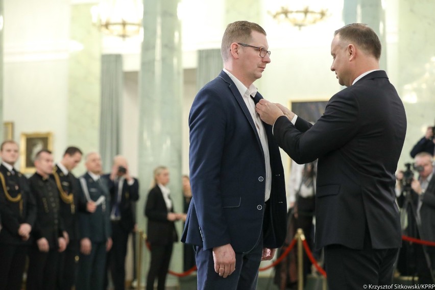 Strażak z Mysłowic uratował dziecko. Został odznaczony przez Prezydenta RP.