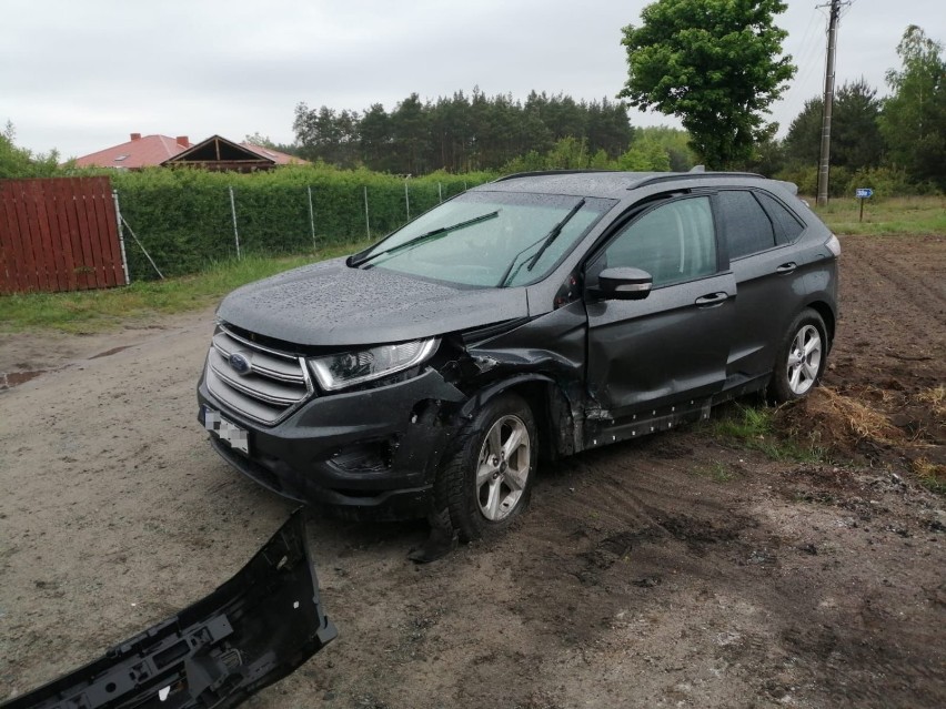 Zderzenie dwóch samochodów w Wałdowie Szlacheckim. Jeden z kierowców był pijany [zdjęcia]