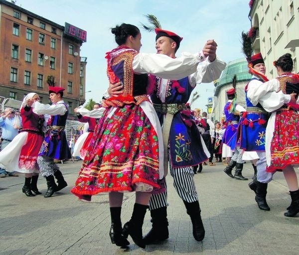 Folklorystyczne Integracje w miejskiej przestrzeni? Tak bawiono się w poniedziałek na poznańskiej ul. Półwiejskiej