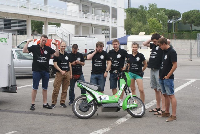 Studenci Koła Naukowego Pojazdów i Robotów Mobilnych na Politechnice Wrocławskiej i motocykl elektryczny, który wygrał ubiegłoroczny konkurs w Barcelonie