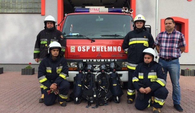 W ubiegłym roku strażacy OSP Chełmno kupili aparaty ochrony dróg oddechowych. Na zdjęciu: skarbnik Tomasz Klemiński (pierwszy z prawej), Adam Gronczewski, Marcin Ziemecki, Sławomir Konieczny i Michał Kubiak.