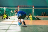 Turniej goalball w Bydgoszczy. Zawodnicy z goglami na oczach grali w piłkę dźwiękową [zdjęcia]