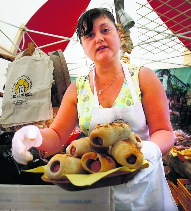 Bożena Kibało z rodzinnej piekarni we Wrocławiu-Leśnicy prezentuje swoje wyroby