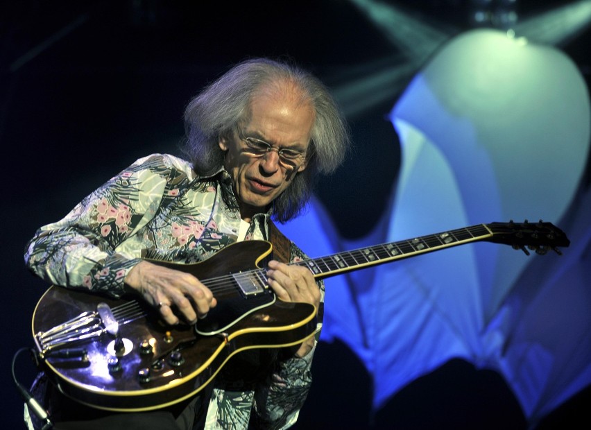 Gitarzysta Steve Howe gra w grupie Yes od początku jej...