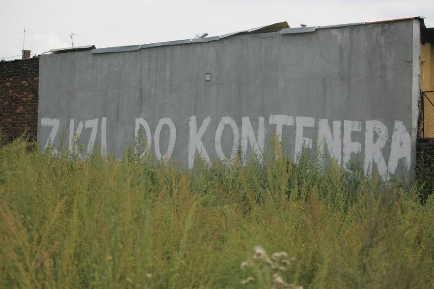 Na ul. Średzkiej anarchiści wymalowali hasła przeciw ZKZL