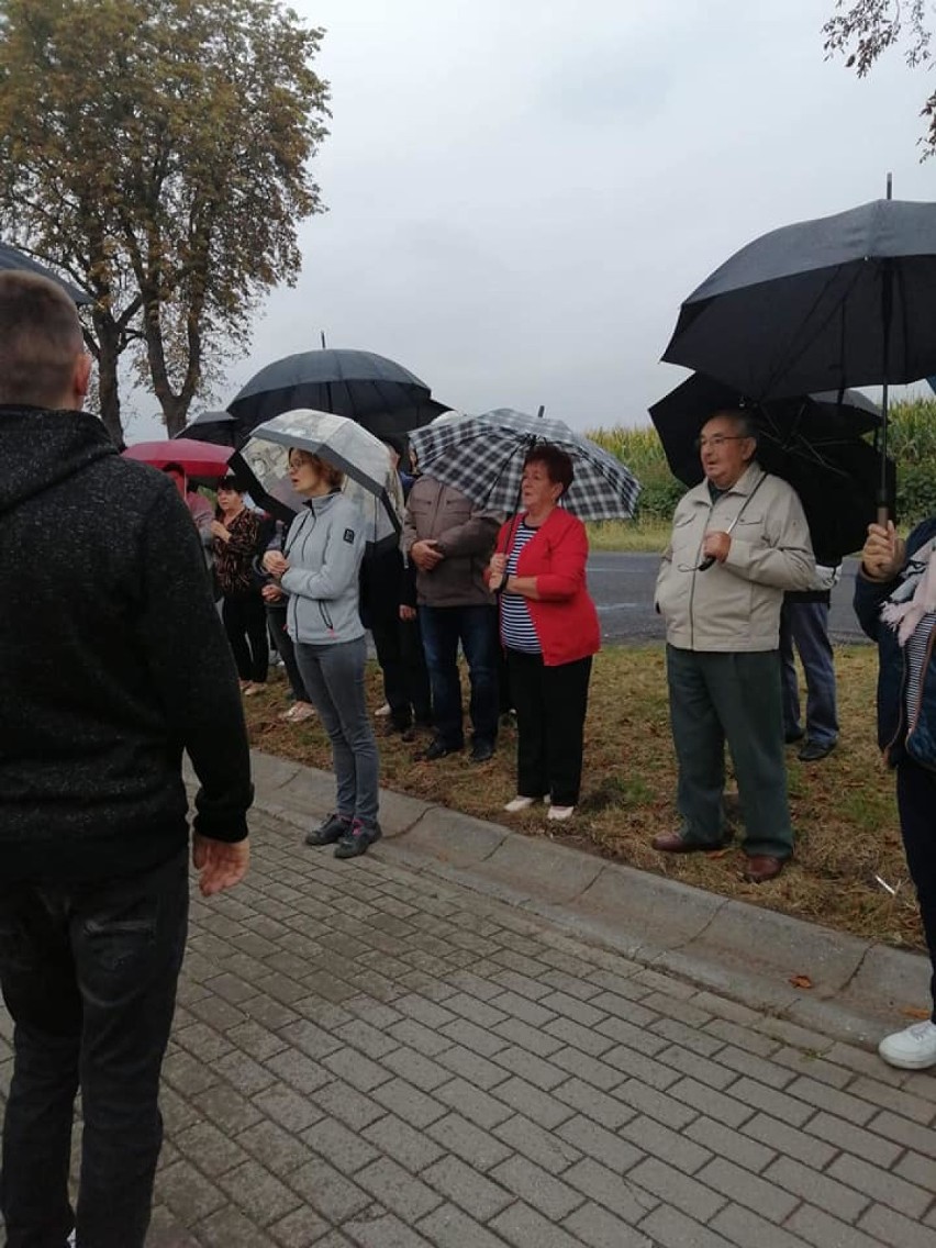 Nowy krzyż w Taczanowie Drugim. Ufundowali go parafianie z okazji swojej 65. rocznicy ślubu