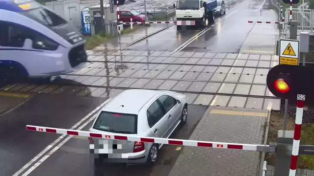Niebezpieczne zdarzenie na Mazowszu. 82-latek wjechał na zamknięty przejazd kolejowy