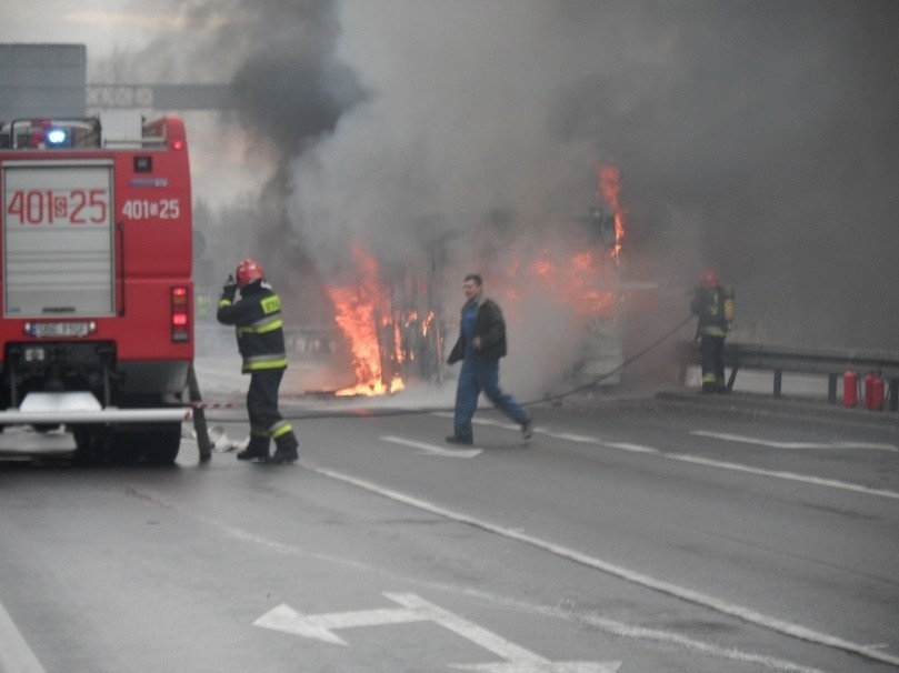 W Czeladzi spłonął autobus FILM I ZDJĘCIA