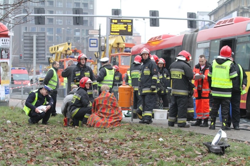 Wrocław: Autobus staranował przystanek na pl. Jana Pawła II. Jedna osoba nie żyje (ZDJĘCIA, FILM)