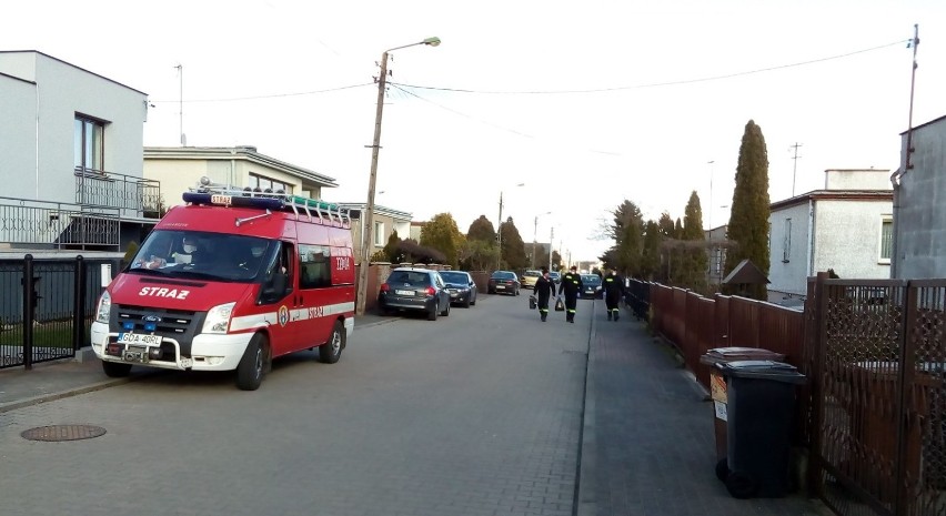 Koronawirus. Strażacy z OSP Pruszcz Gdański - w dzień dostarczają maseczki, nocą odkażają miasto