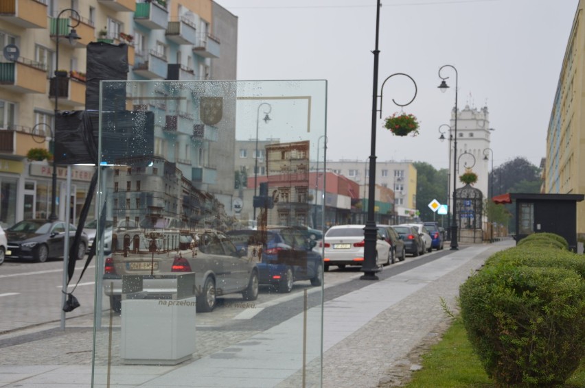 Szklane tablice z historycznymi fotografiami Nysy już zdobią śródmieście