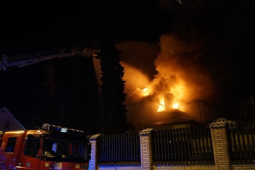 Nocny pożar domu w Puławach. Ogień strawił cały dach. Z żywiołem walczyło 10 zastępów straży pożarnej