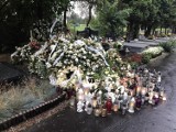 Kraków. Zdewastowany grób Patryka P., który zginął w tragicznym wypadku. "Porozrzucane kwiaty i znicze"