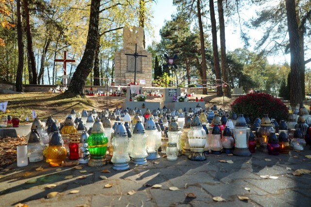 Mogiły żołnierzy na cmentarzu parafialnym w Olkuszu