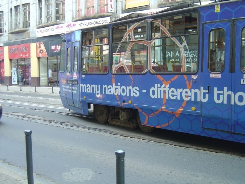 Wrocław: Na Krupniczej wykoleił się tramwaj linii 7 (ZDJĘCIA)