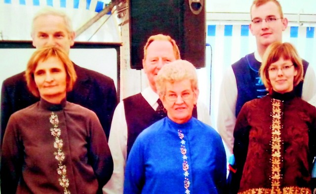 Helena i Johan Szczuka (w środku) z rodziną lubią zakładać nie tylko śląskie, ale i niemieckie stroje