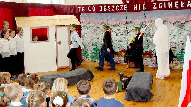 Hasło obchodów święta 11 Listopada w szkole w Boguszowej w 2006 r. nabrało teraz zupełnie innego znaczenia