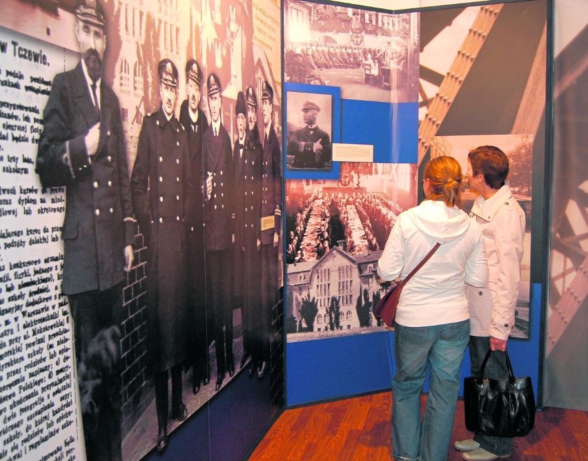 Historię Szkoły Morskiej można poznać na wystawie w Muzeum...
