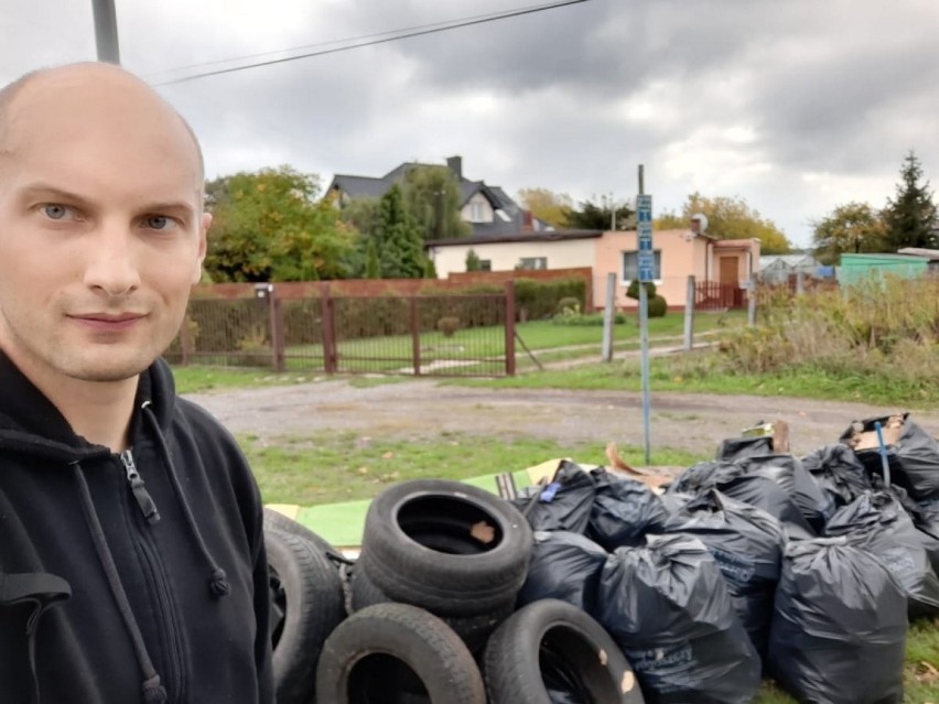 Bydgoski policjant po pracy „sprząta swój kawałek Polski”. Zebrał już sporo śmieci