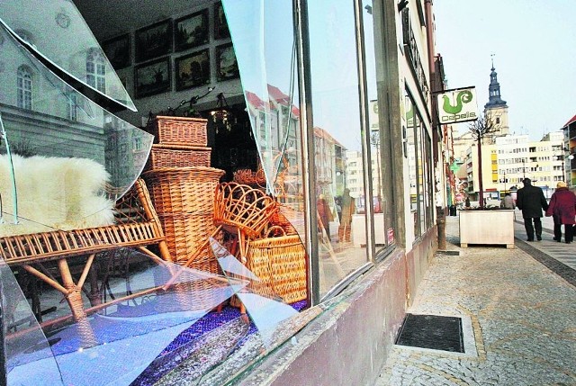 Z wystawowego okna Cepelii w legnickim Rynku ktoś ukradł kołdrę i poduszkę