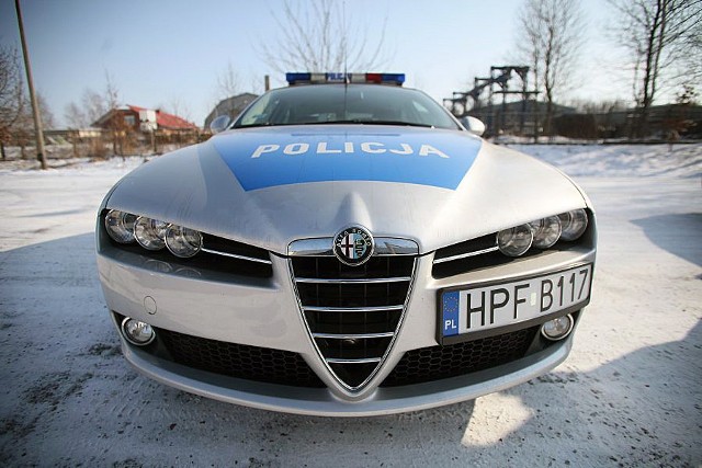 Policja wyposażona została w nowoczesne alfa romeo.